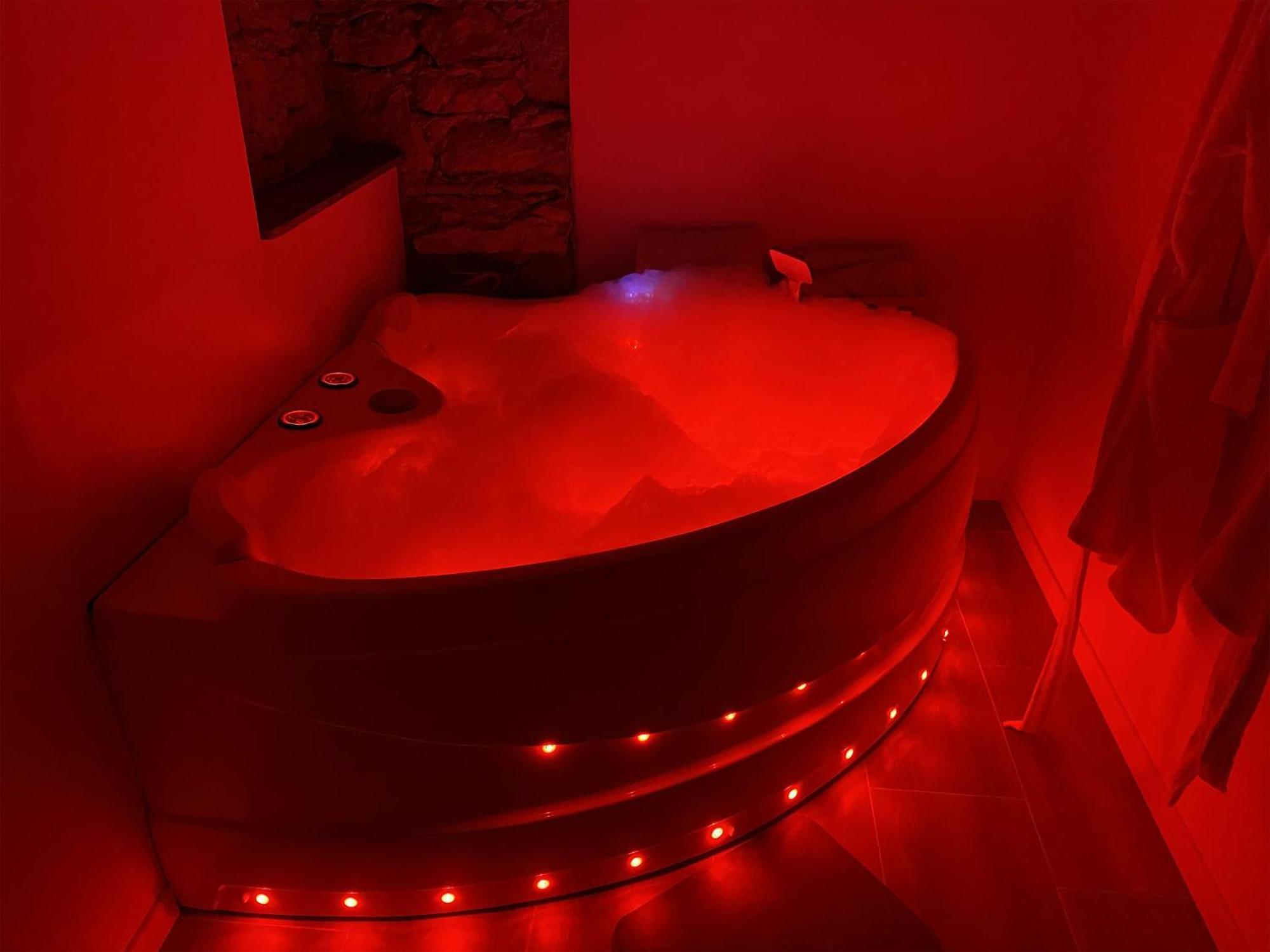 Love Room- Spa- Escale Amoureuse Puygaillard-de-Quercy エクステリア 写真