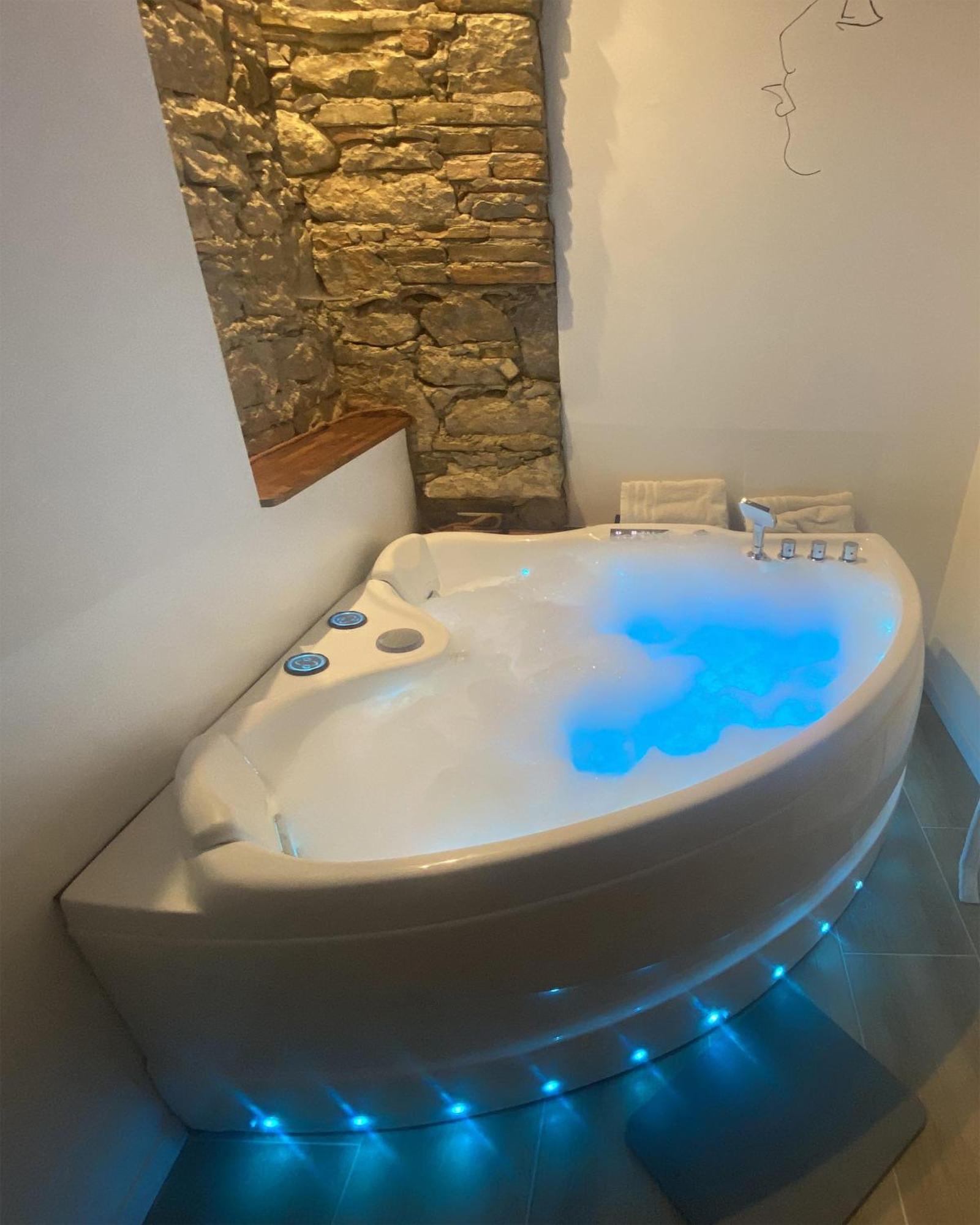 Love Room- Spa- Escale Amoureuse Puygaillard-de-Quercy エクステリア 写真